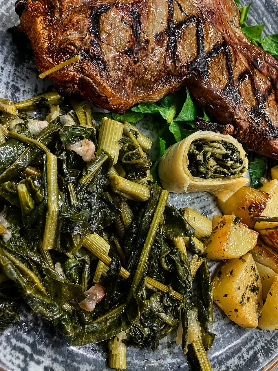 Carne alla brace con contorni rustici servita al tavolo
