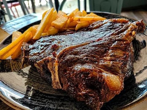 Bistecca alla griglia con patatine croccanti