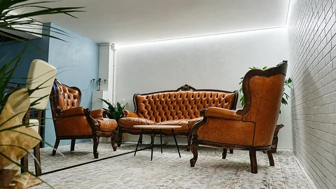 Sala interna con divani e poltrone vintage in pelle