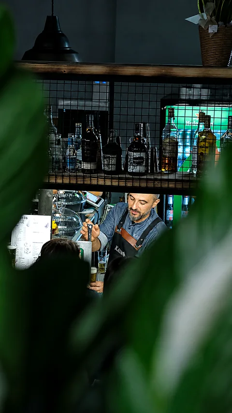 Il barista al lavoro dietro il bancone del Kairos